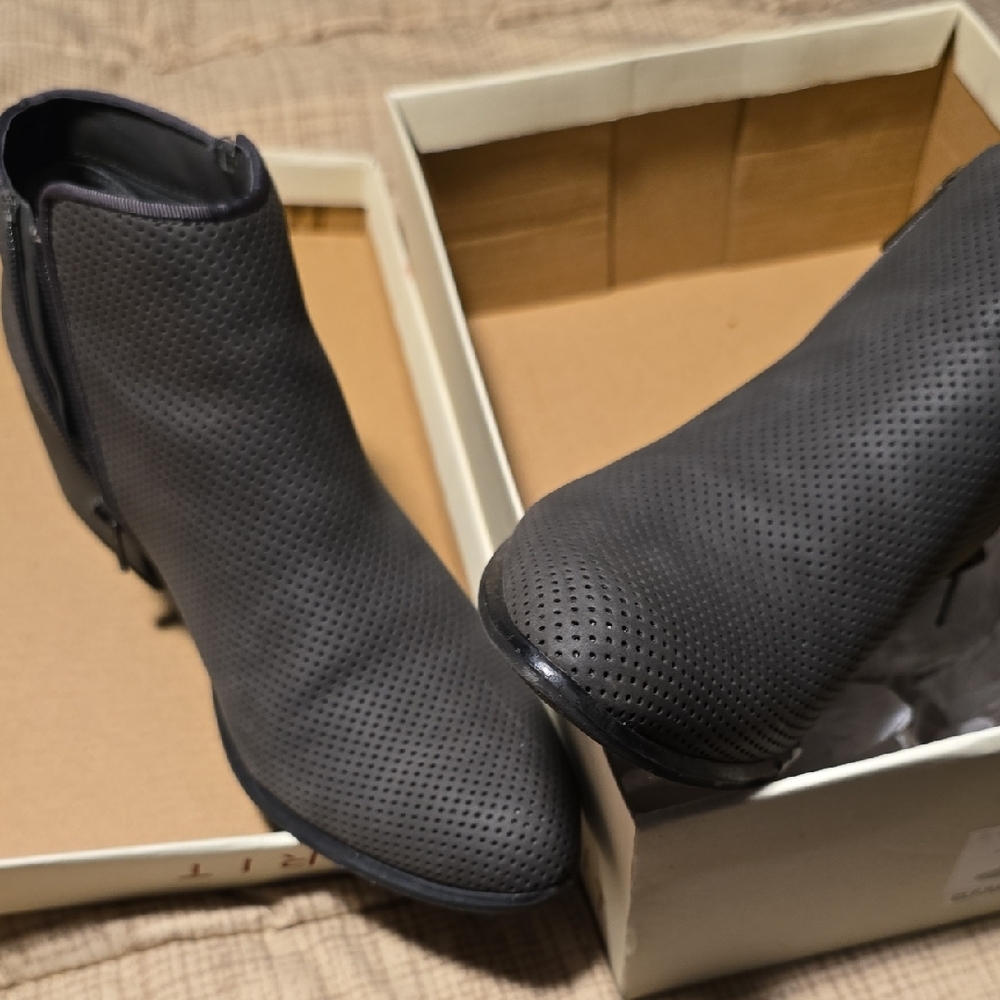 Esprit Gray Boots with Sleek Slip-On Design